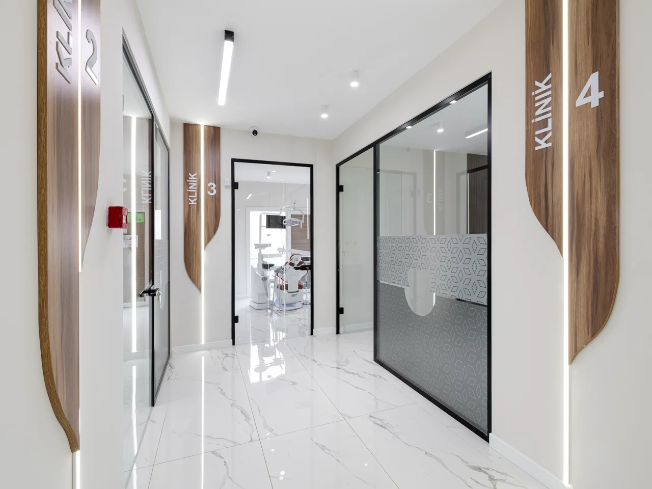 Habibler Clinic tedavi odalarına açılan koridor — Klinik 2, 3 ve 4 kapıları
