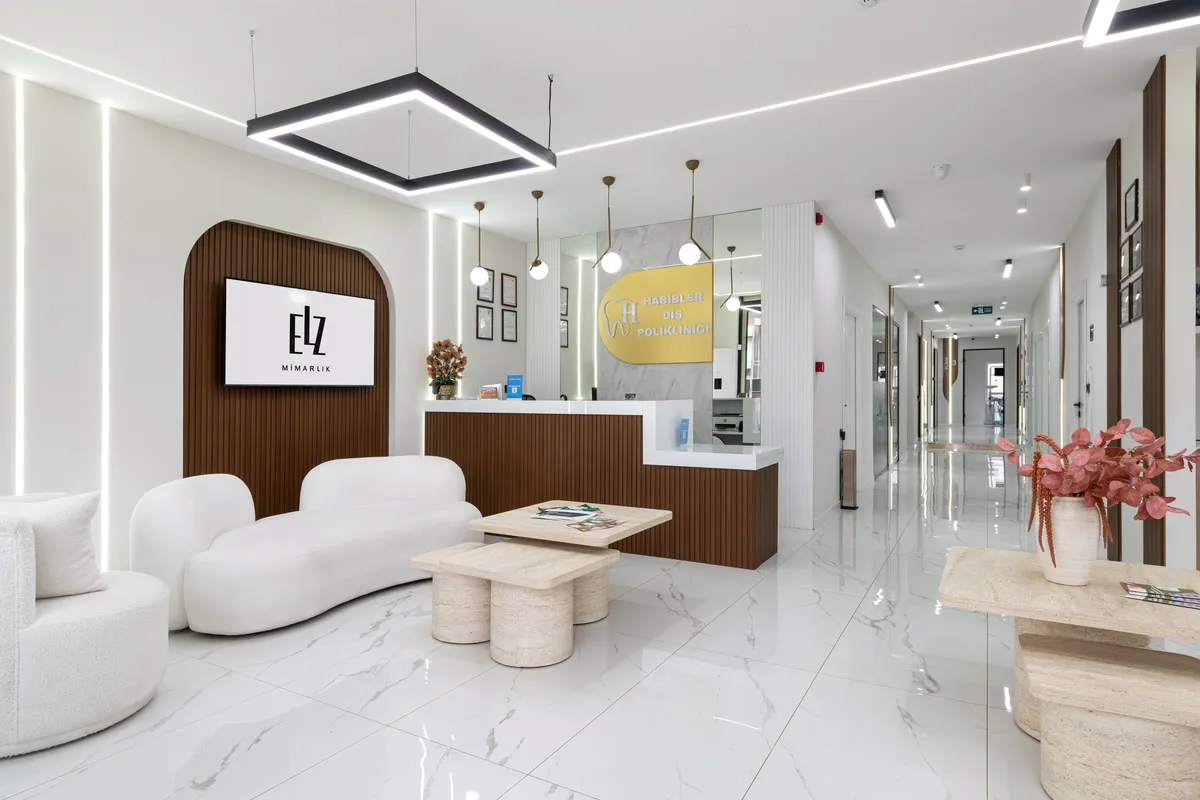 Habibler Clinic karşılama alanı — resepsiyon ve bekleme koltukları